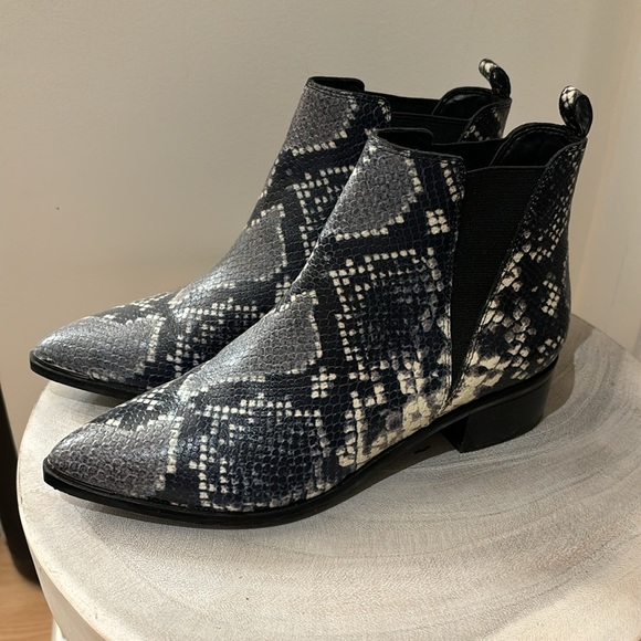 Size 6 Marc Fisher grey snake skin booties - Picture 2 of 6